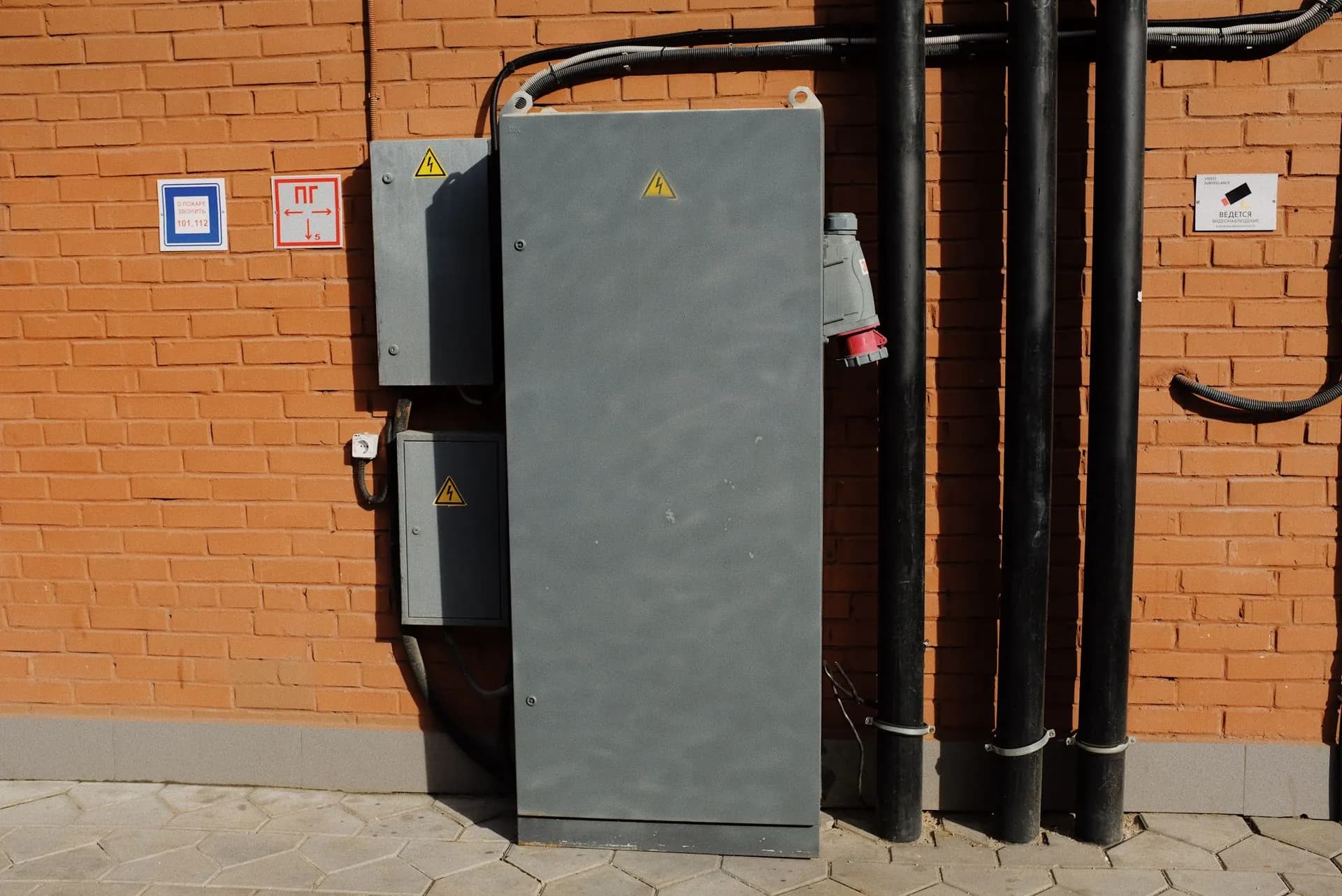 Outdoor power cabinet housing changeover equipment
