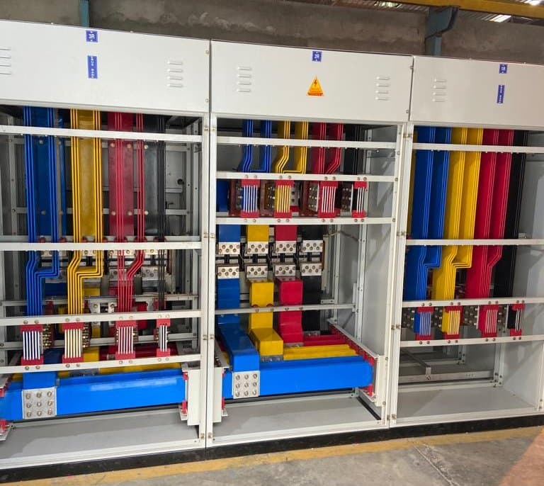 Colour-coded busbar chamber inside an open low-tension switchboard