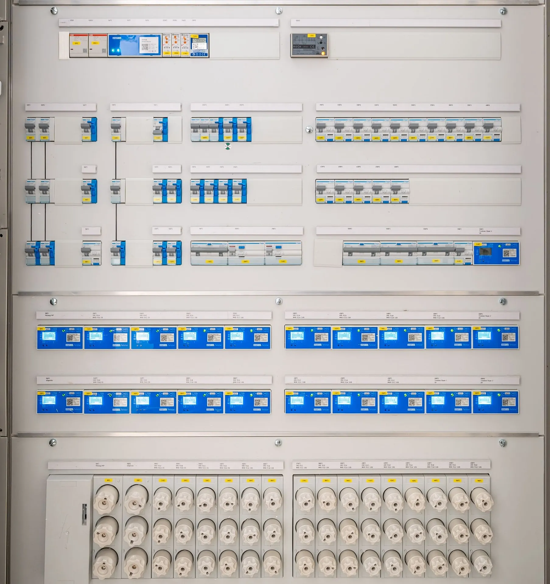 Bank of high-voltage circuit breakers in a metal-clad switchboard