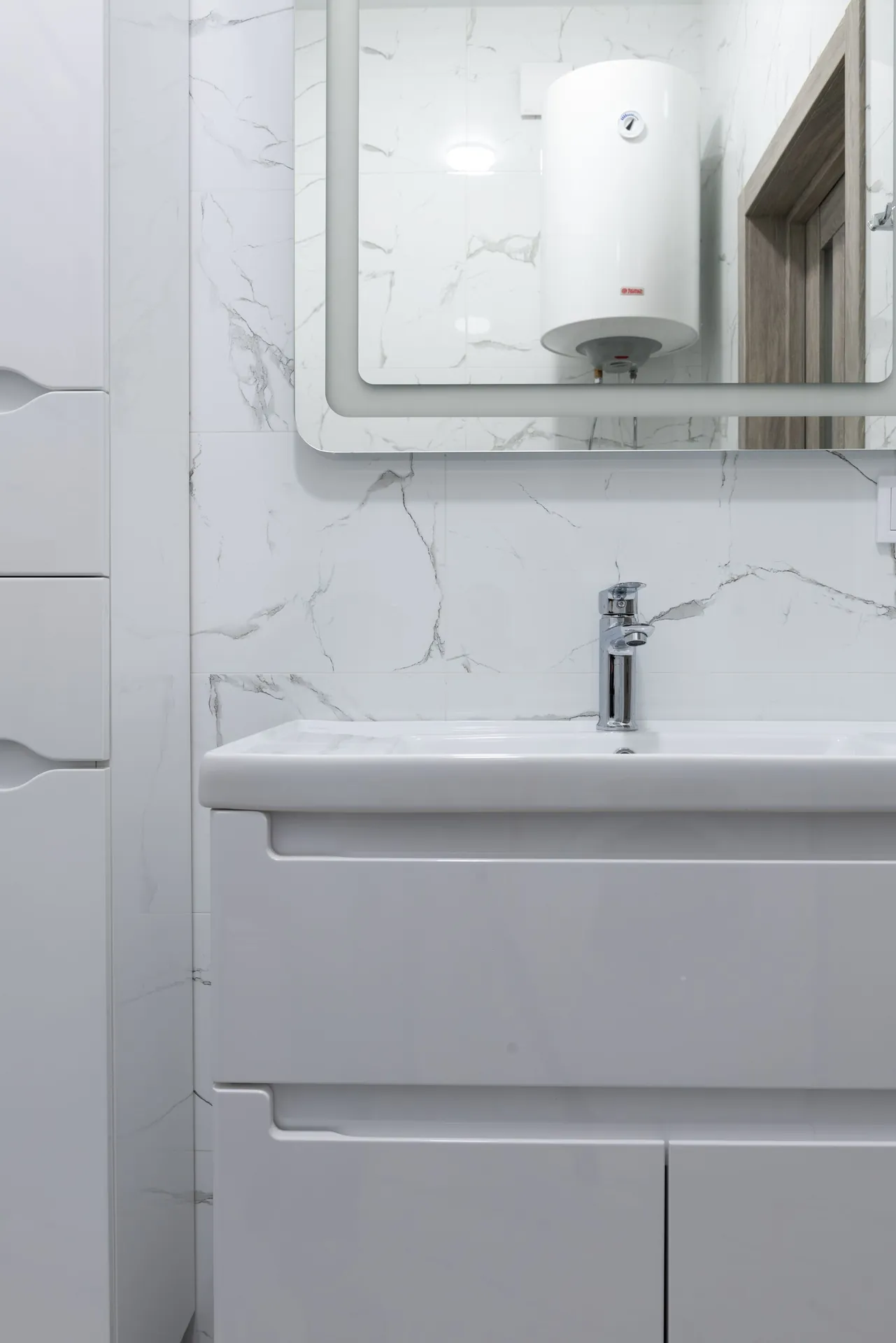 Wall-mounted electric water heater
