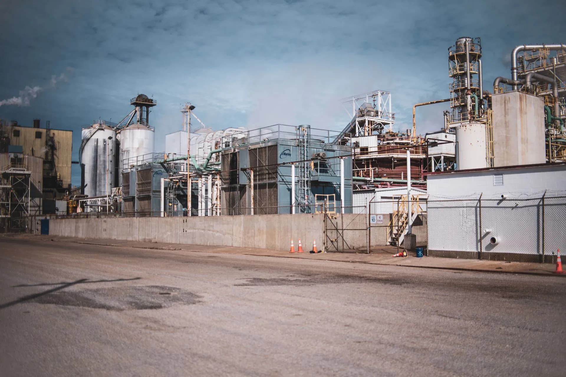 Industrial process plant under open sky