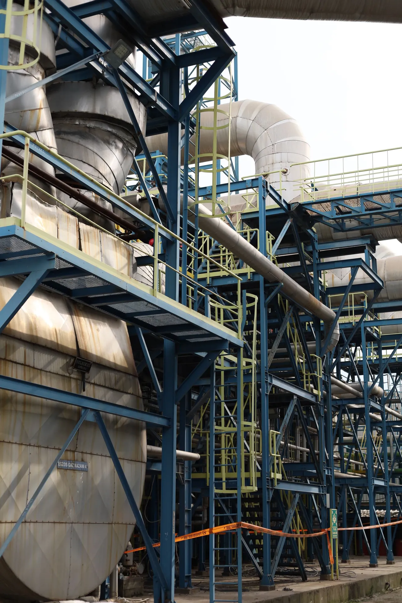 Process plant structure with pipework
